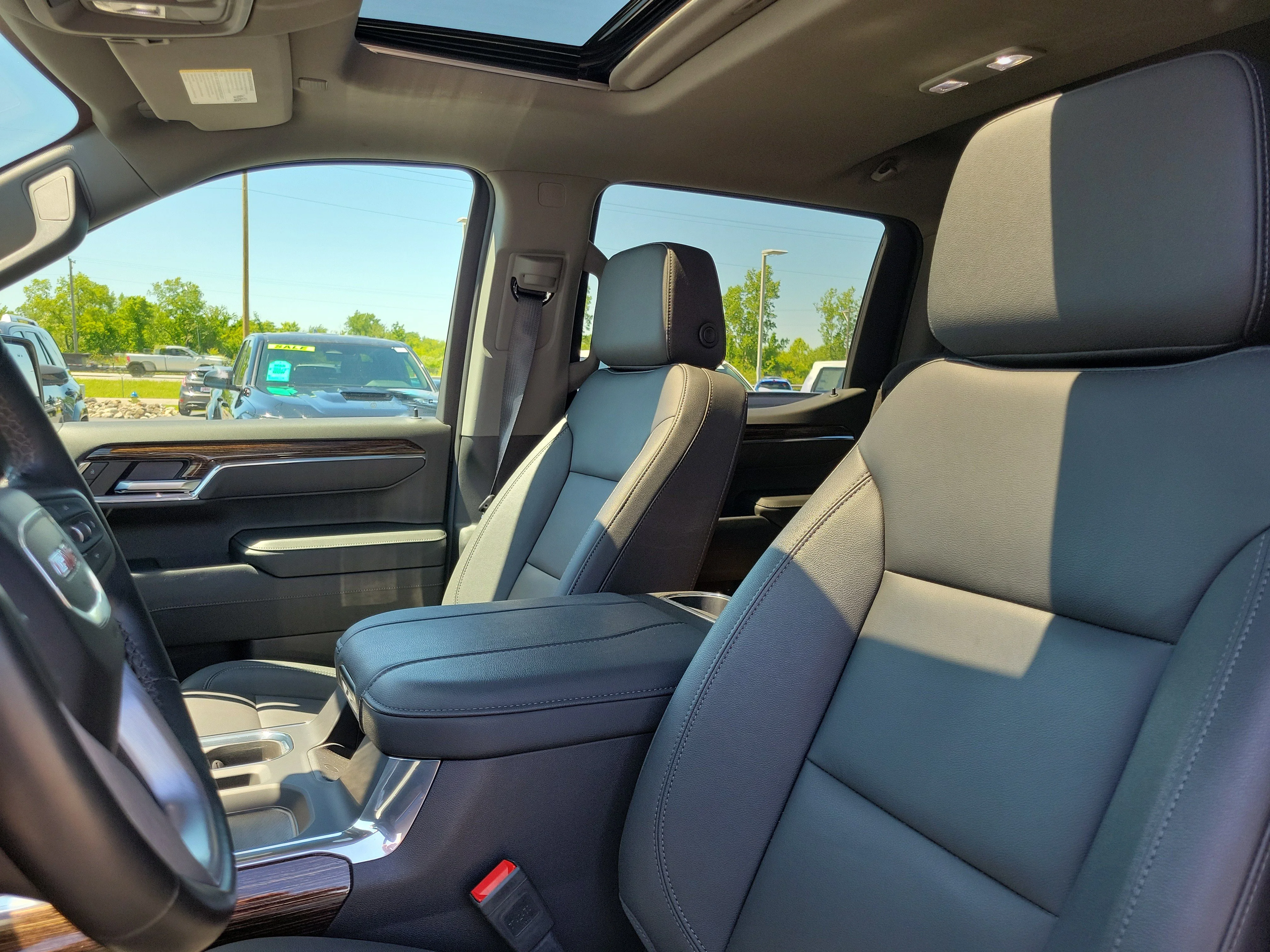 Used 2025 Summit White GMC Elevation image 18