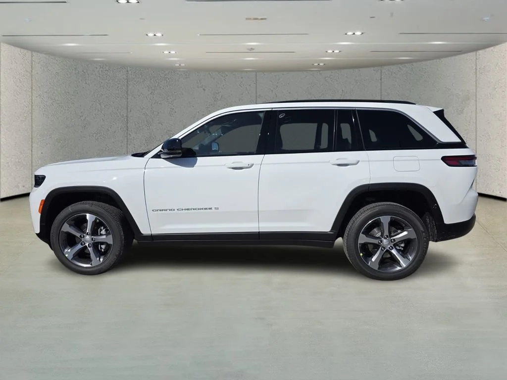 New 2026 Bright White Clear-Coat Exterior Paint Jeep Limited image 3