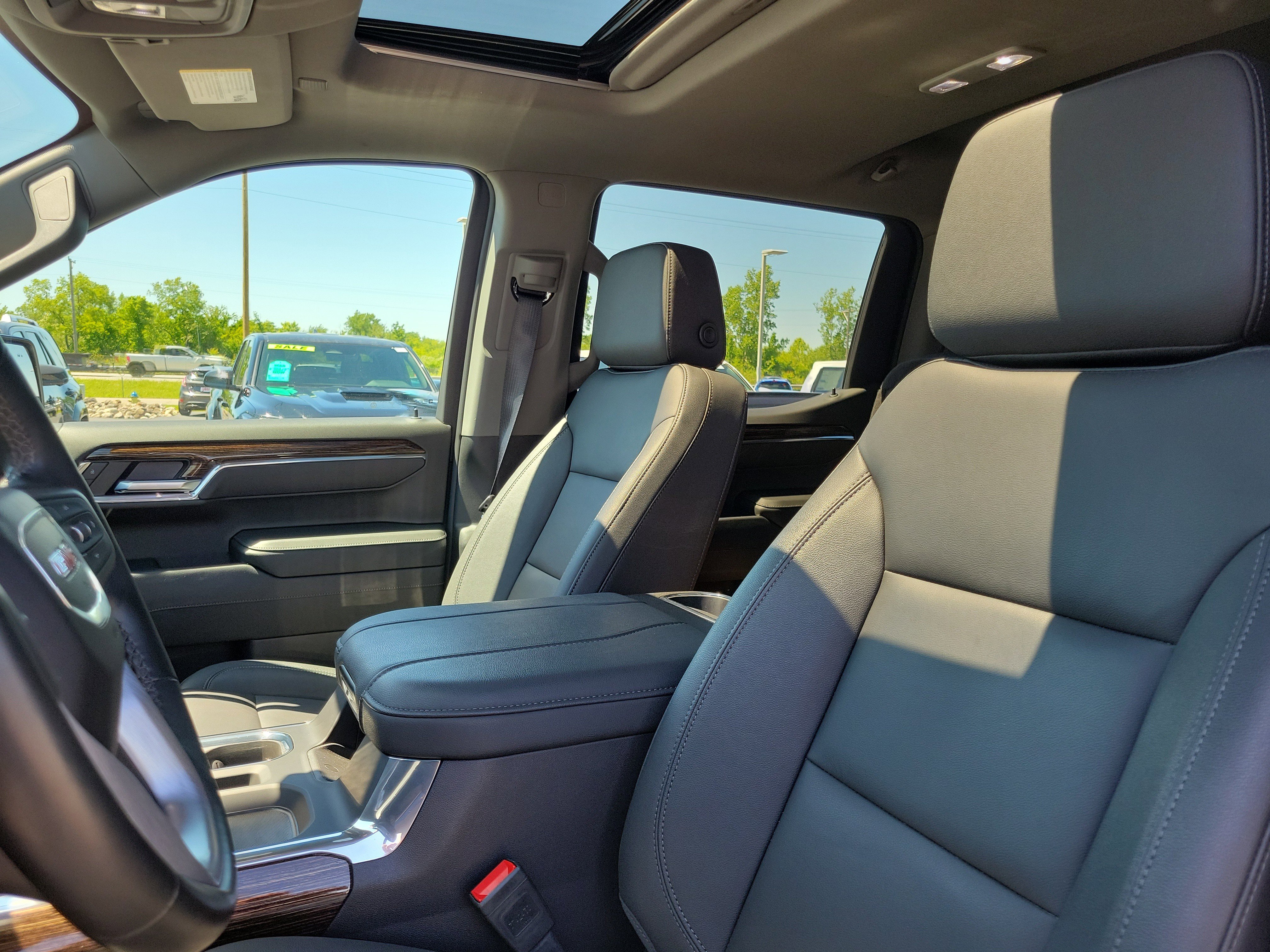 Used 2025 Summit White GMC Elevation image 18