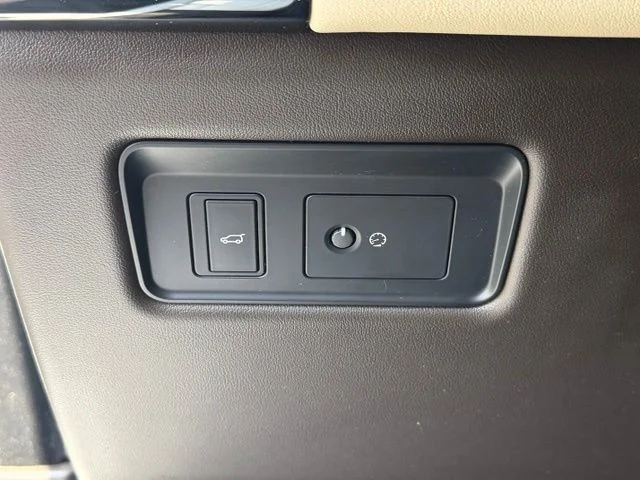 Used 2020 White Land Rover HSE image 23