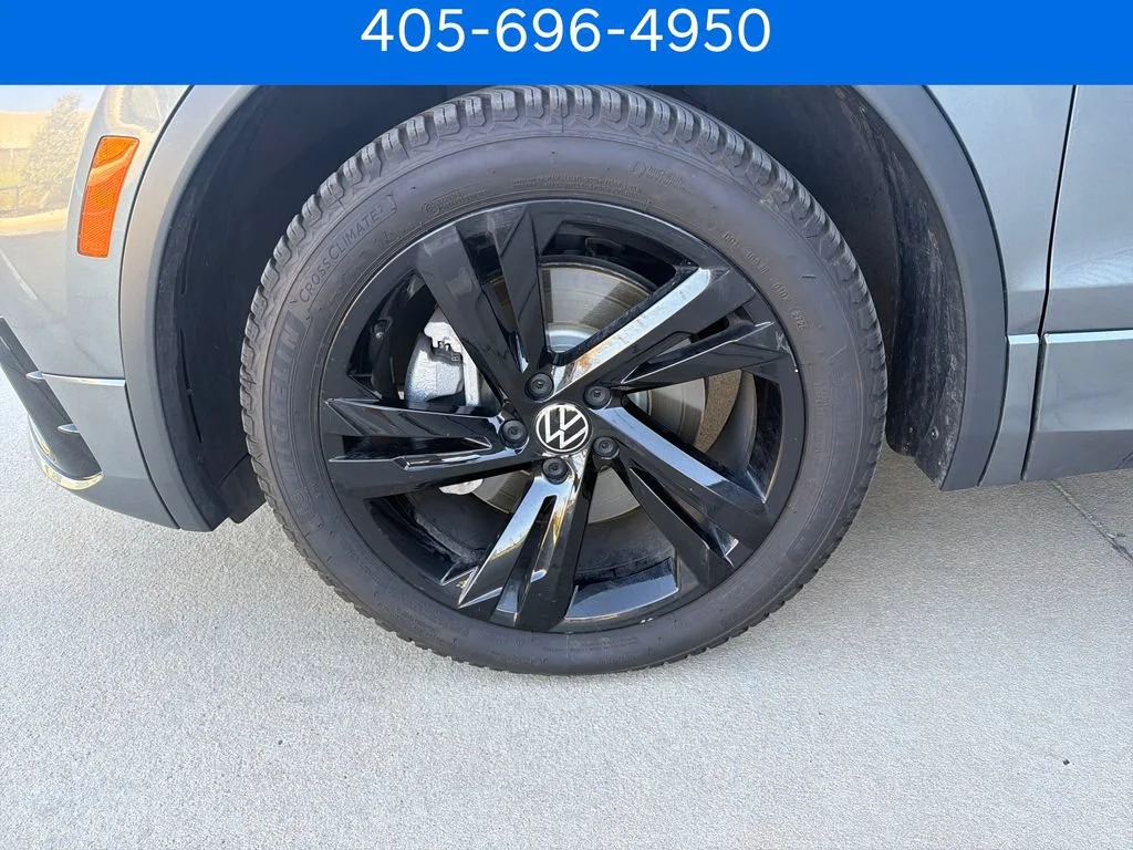 Pre-Owned 2023 Volkswagen Tiguan SE R-Line Black