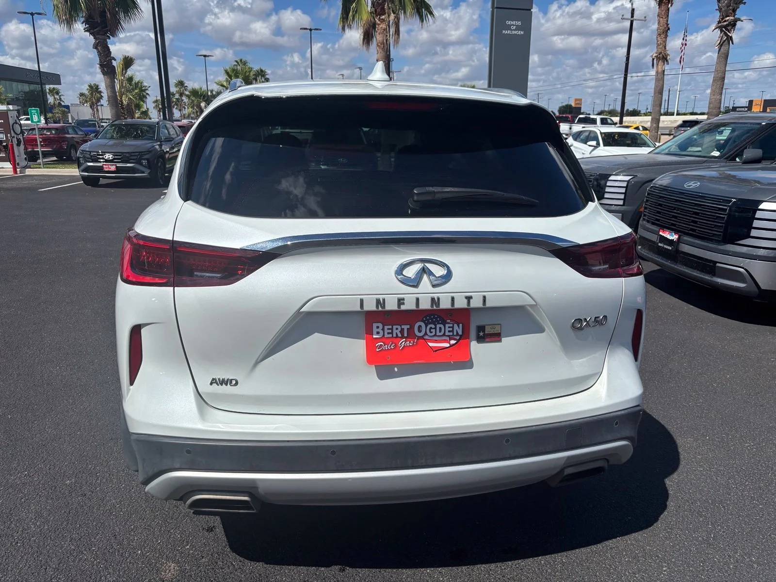 Used 2023 White INFINITI LUXE image 5