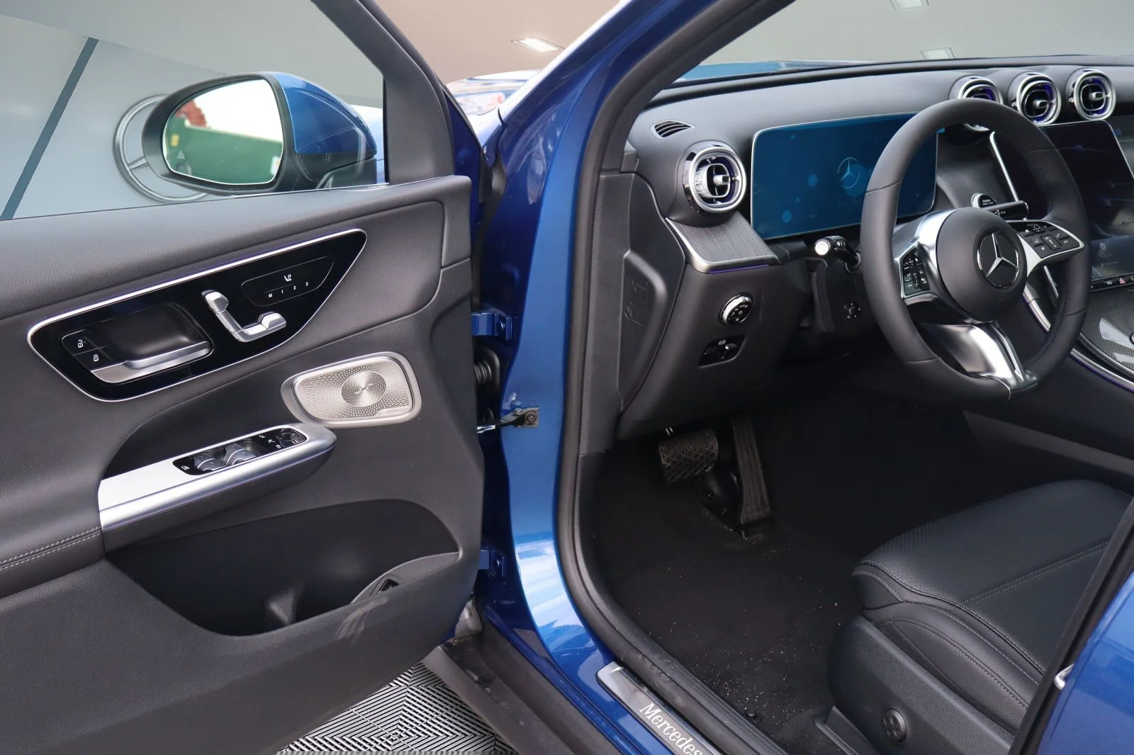 Used 2026 Blue Mercedes-Benz GLC 300 4MATIC SUV image 7