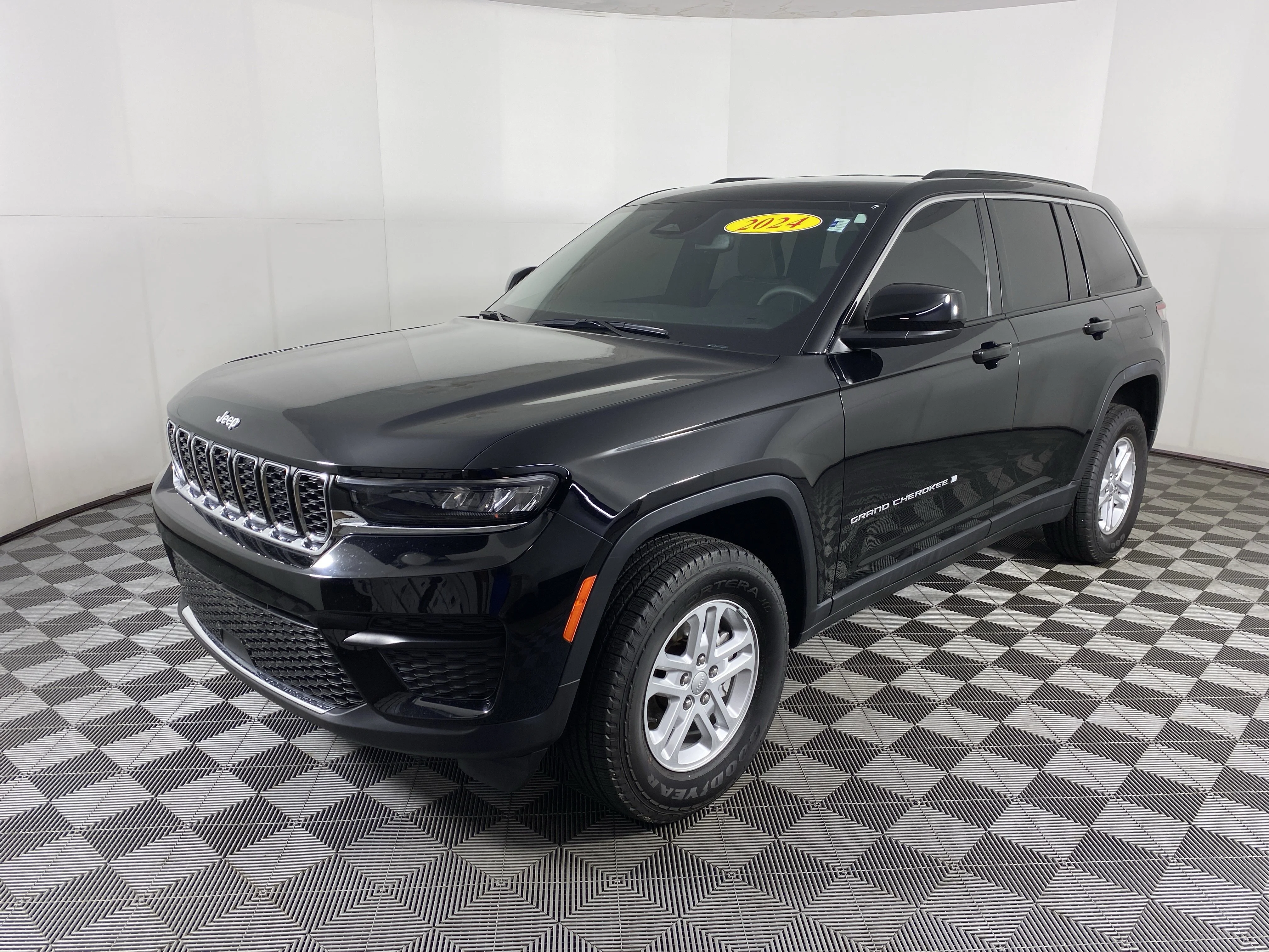 Used 2024 Diamond Black Crystal Pearlcoat Jeep Laredo image 10