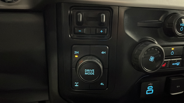 Used 2024 Agate Black Metallic Ford XLT image 32