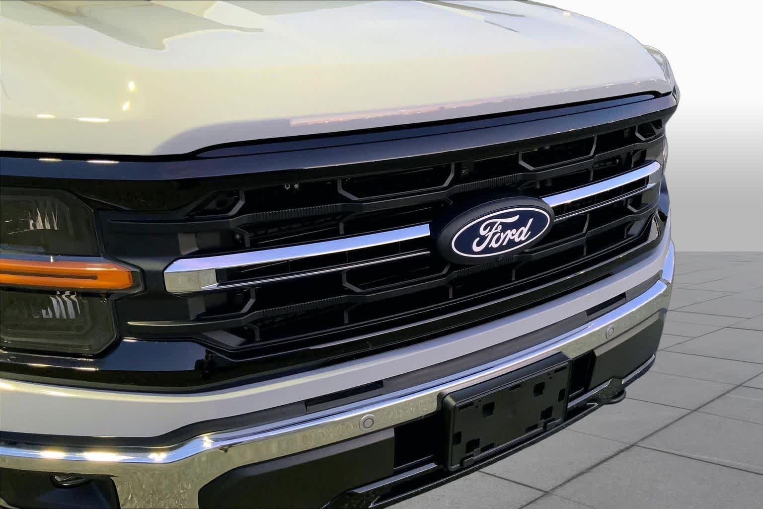 Used 2024 Avalanche Gray Ford XLT image 27