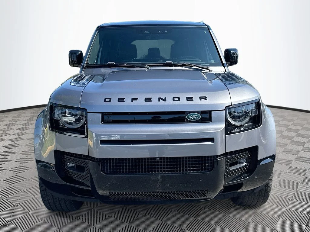 Used 2024  Land Rover X-Dynamic SE image 2