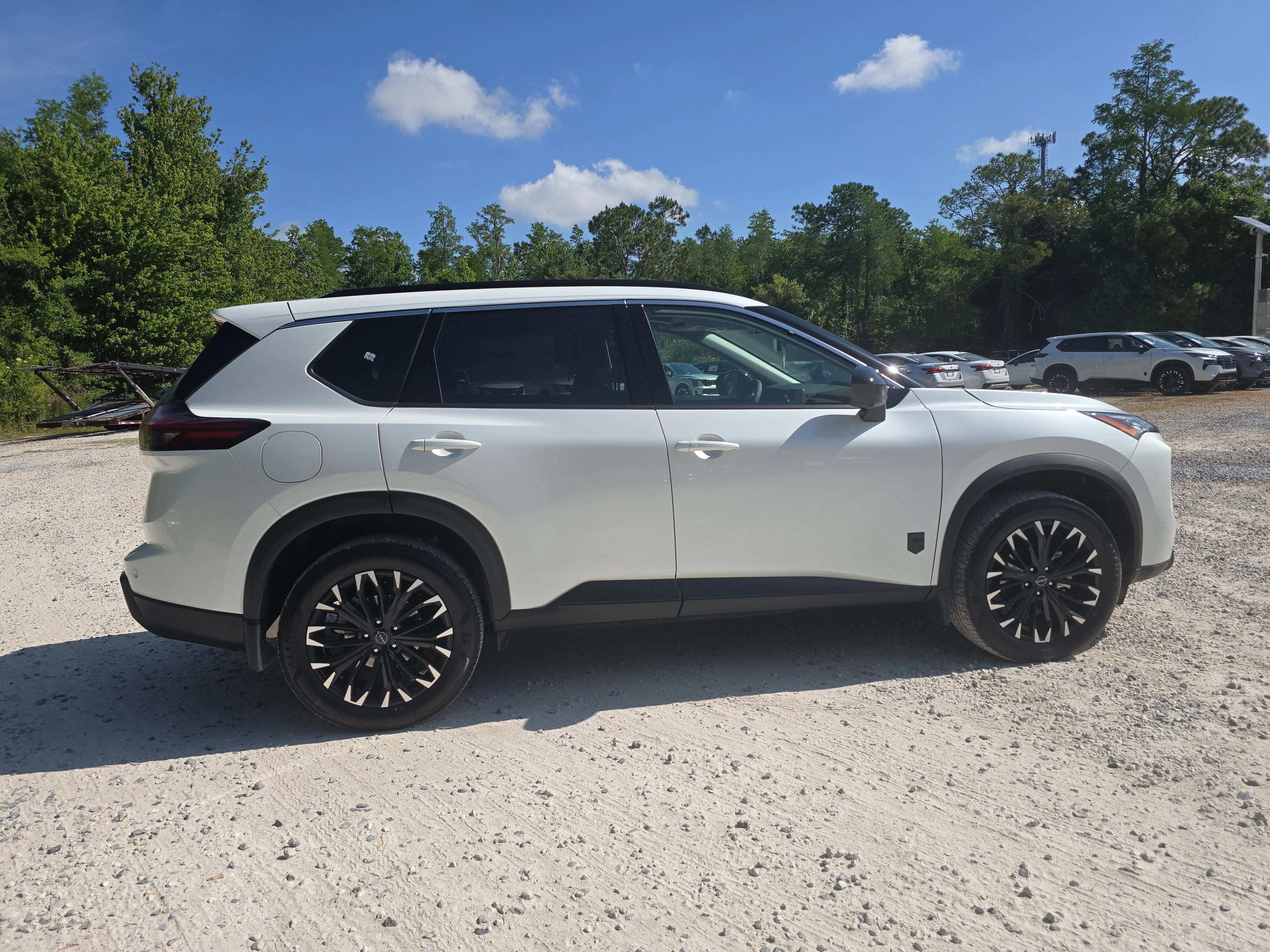 New 2026 Everest White Pearl Tricoat Nissan Dark Armor image 9