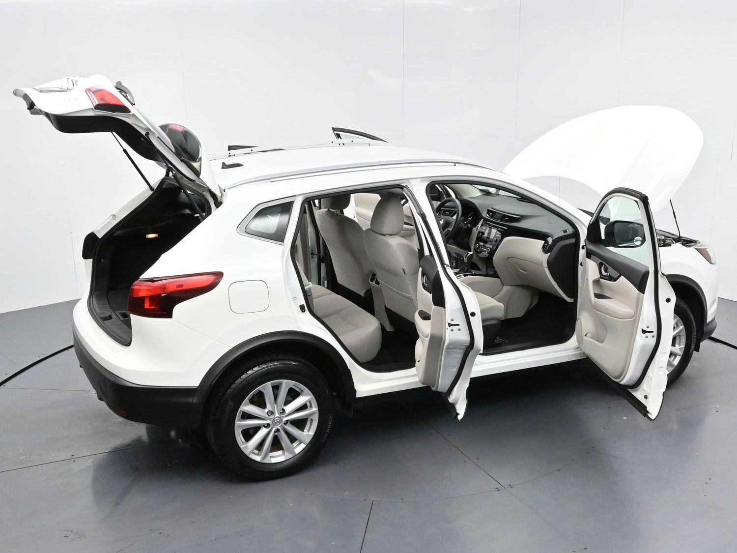 Used 2017 Glacier White Nissan SV image 39