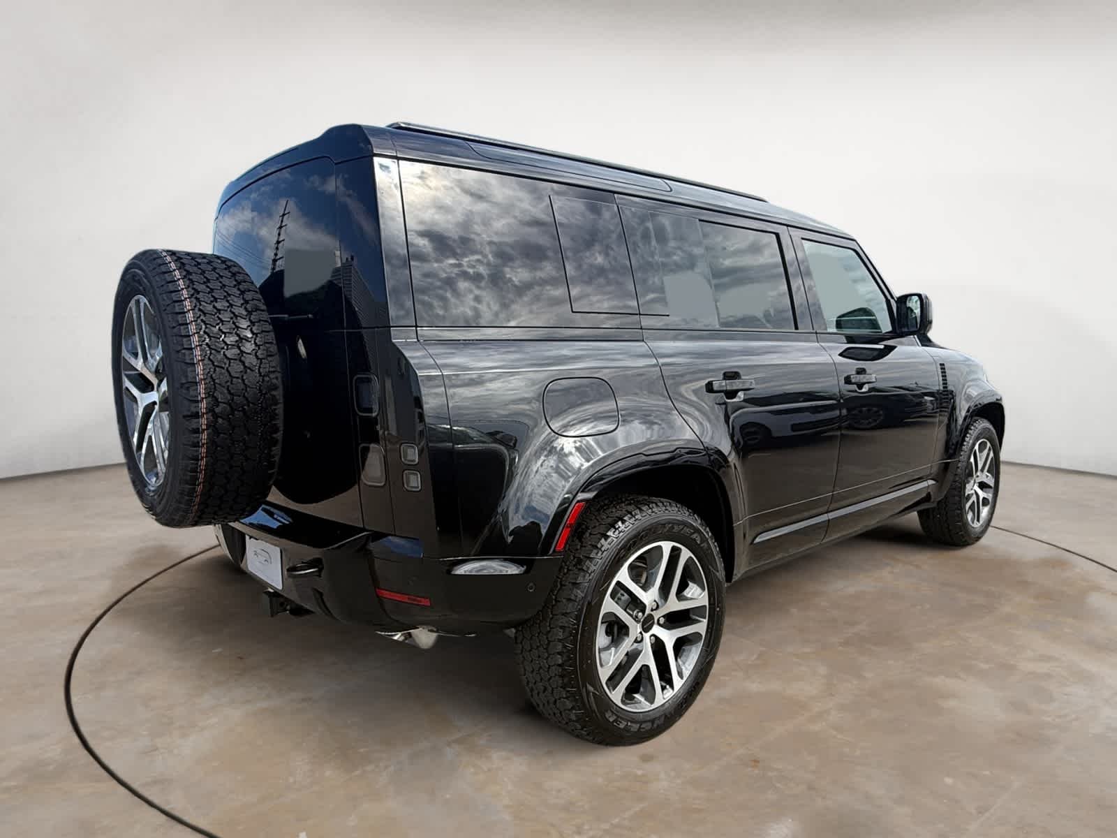 New 2026 Santorini Black Land Rover X-Dynamic SE image 5