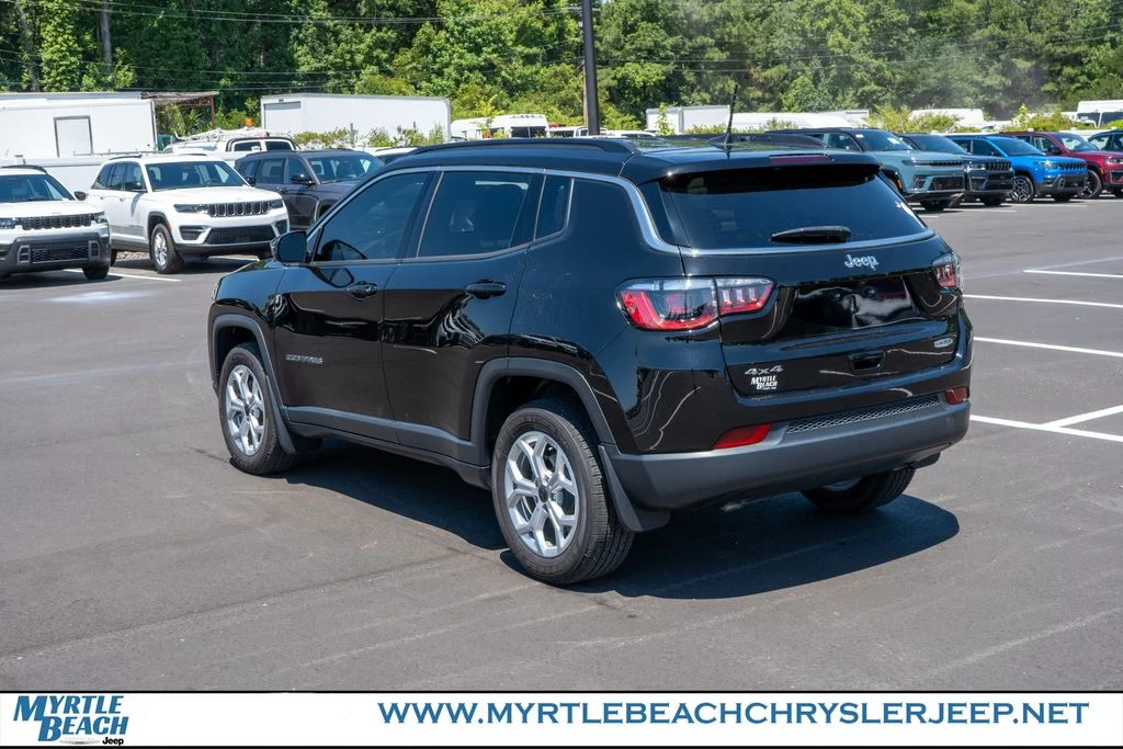 Used 2025 Diamond Black Crystal Pearlcoat Jeep Latitude image 4