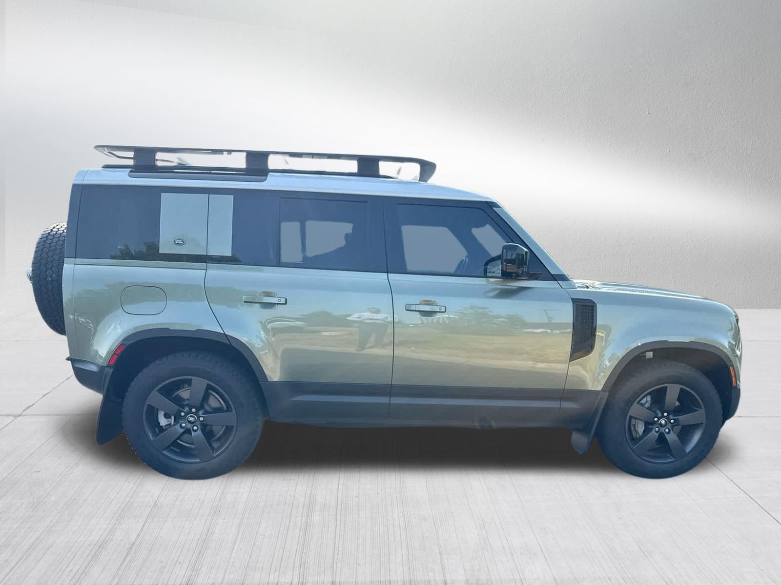 Used 2024 Pangea Green Metallic Land Rover S image 5