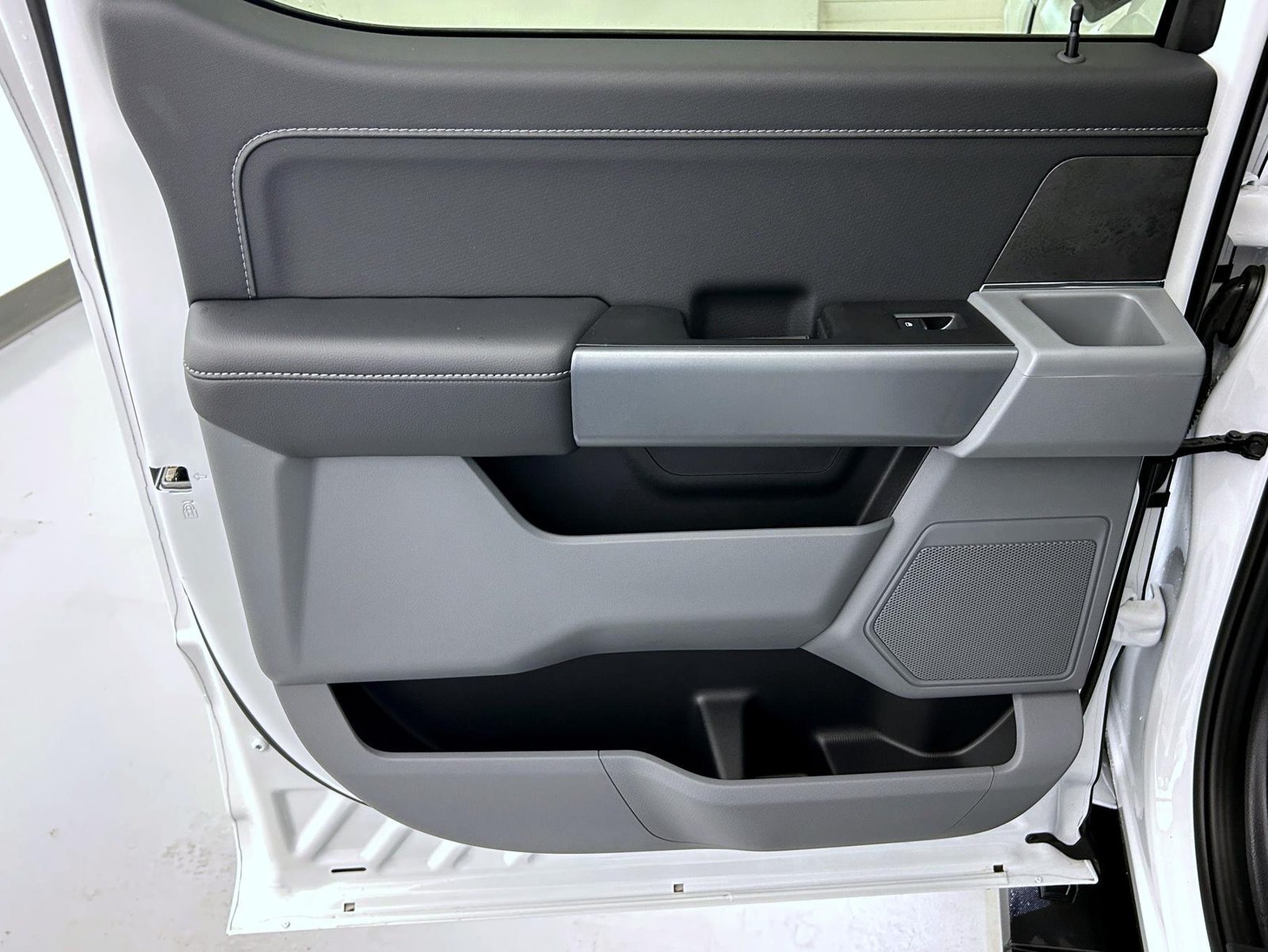 New 2026 Oxford White Ford XLT image 20
