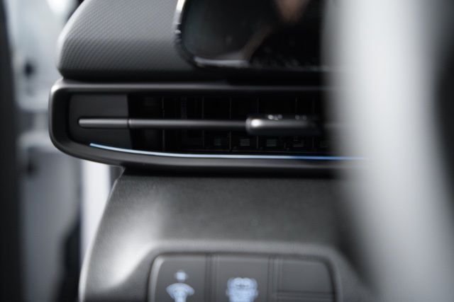 2025 Hyundai Elantra Blue - Photo 16