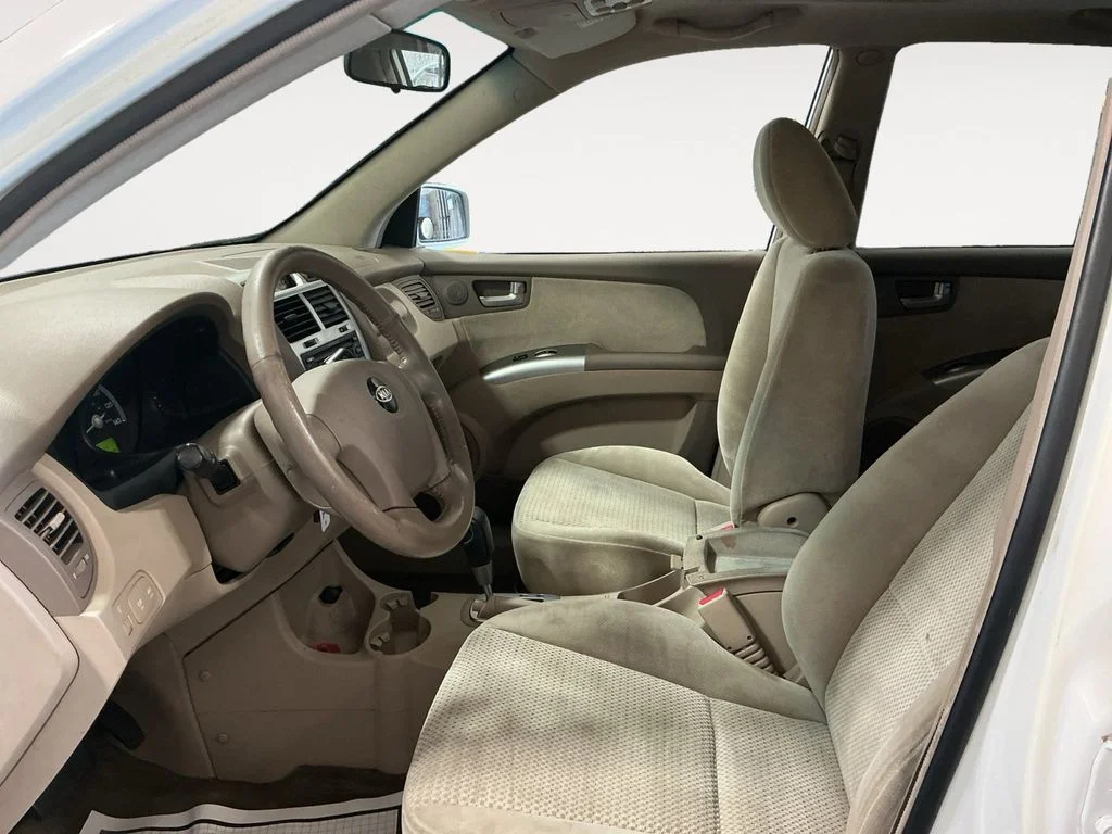 Used 2005 White Kia EX image 11