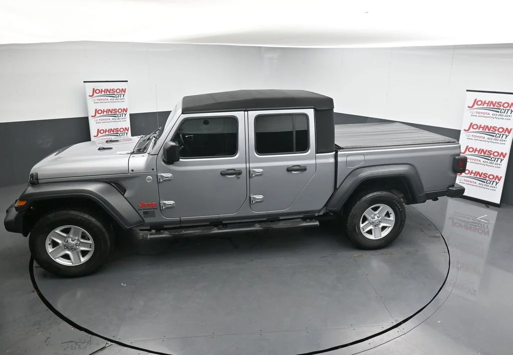 Used 2020 Silver Jeep Sport image 27