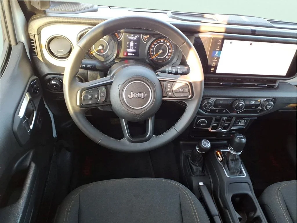 Used 2025 White Jeep Sport S image 18