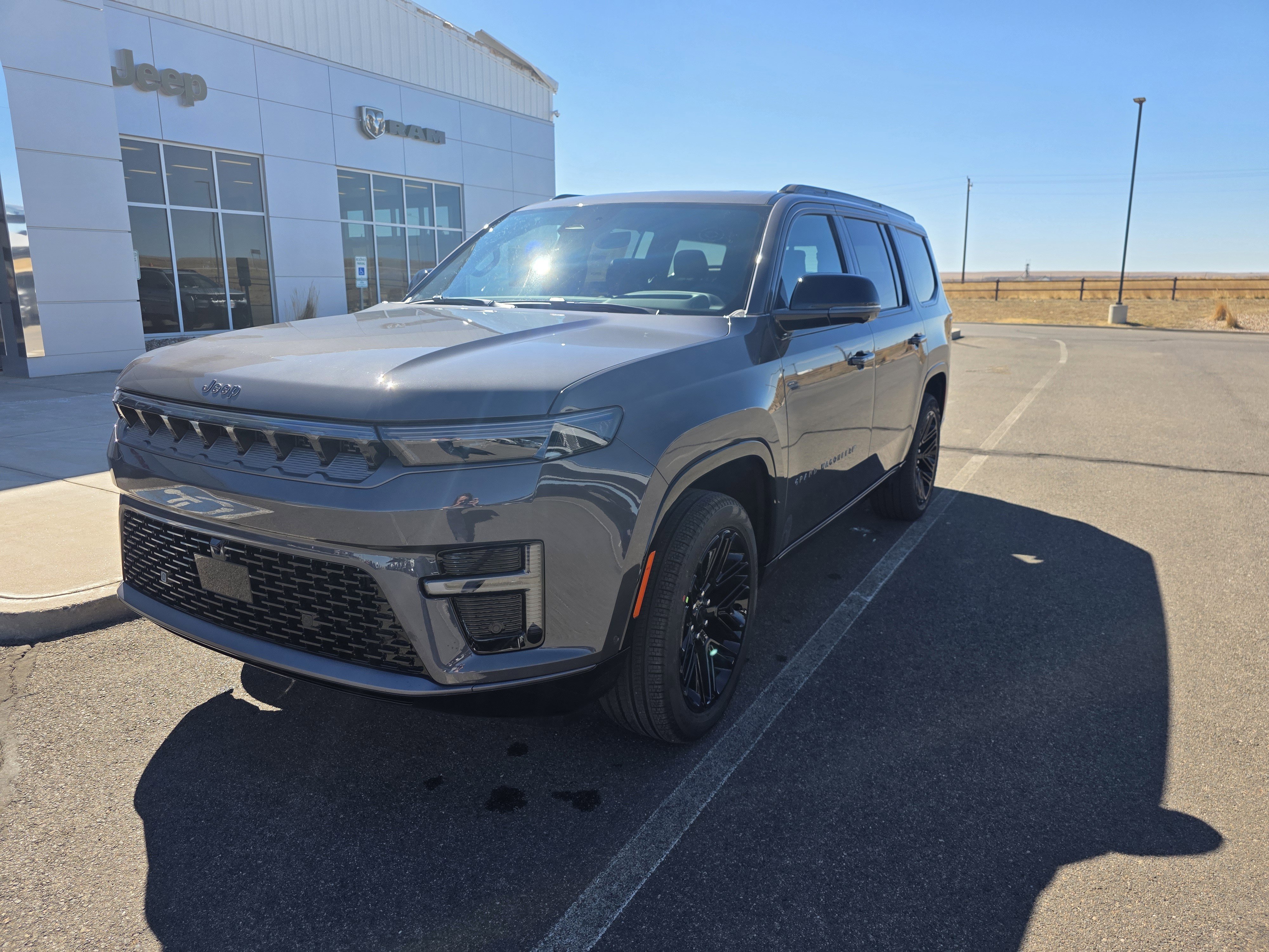 New 2026 Baltic-Gray Metallic Clear-Coat Exterior Paint Jeep Limited Reserve image 2