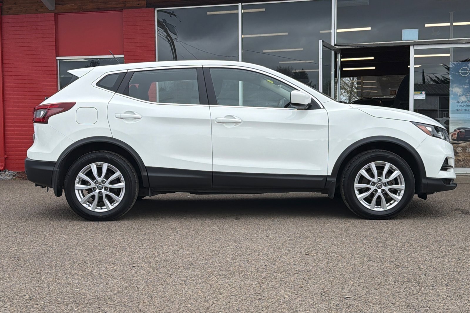 Used 2021 Glacier White Nissan S image 3