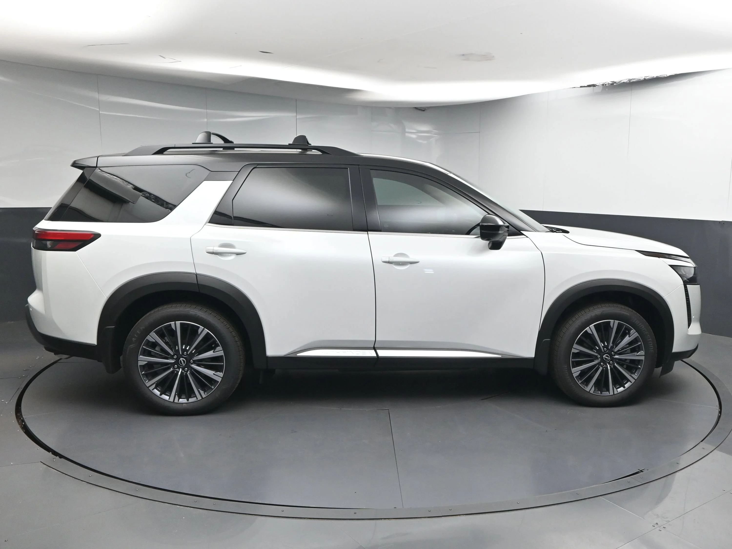 New 2026 Everest White Pearl TriCoat / Super Black Two-tone Nissan Platinum image 7