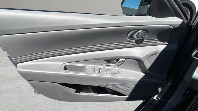 Used 2025 Gray Hyundai SEL Sport image 17