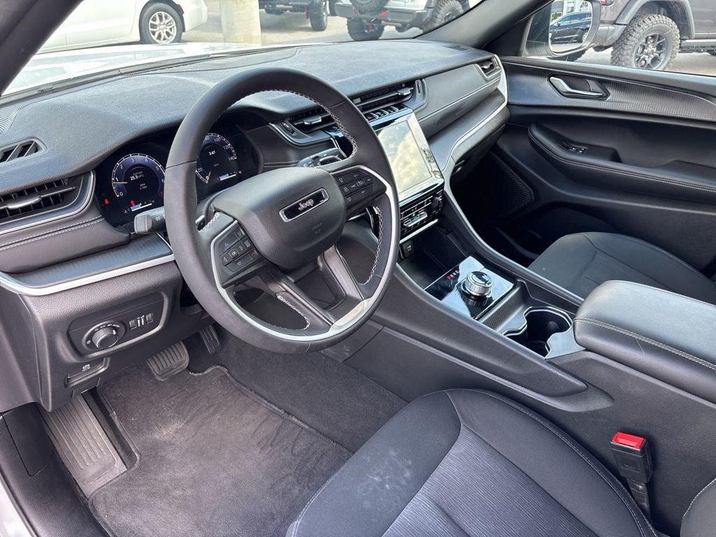 Used 2025 White Jeep Laredo X image 30