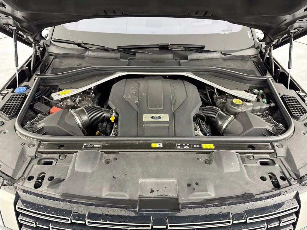 Used 2022 Gray Land Rover SE image 31
