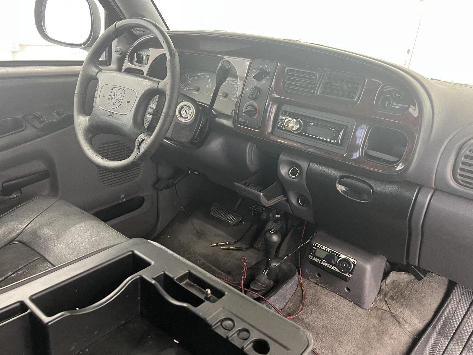 Used 1999 Blue Dodge 2dr Club Cab 139" WB 4WD image 25
