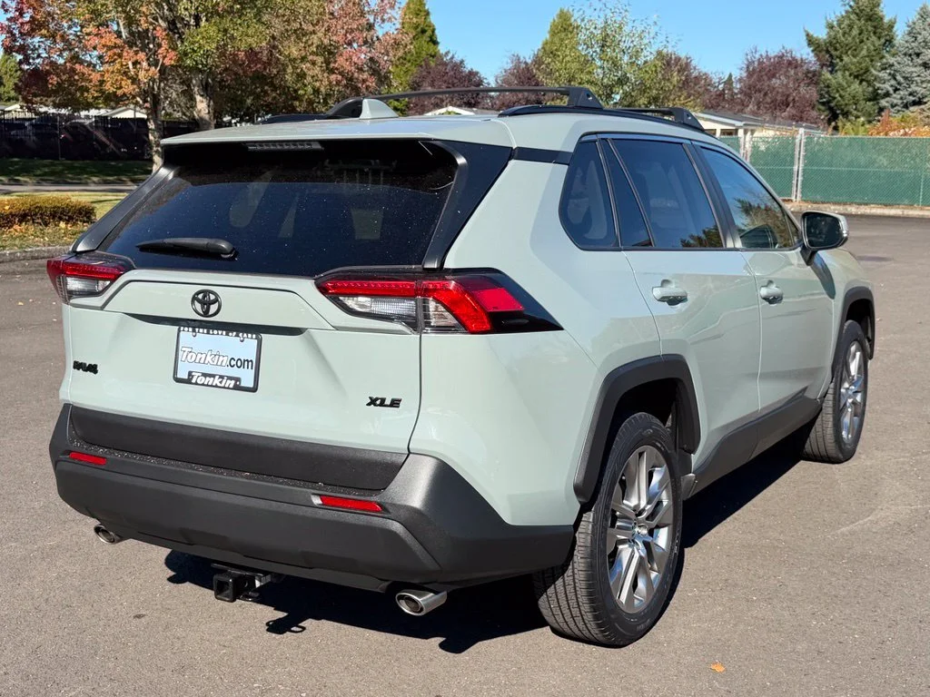 Used 2019 Lunar Toyota XLE Premium image 8