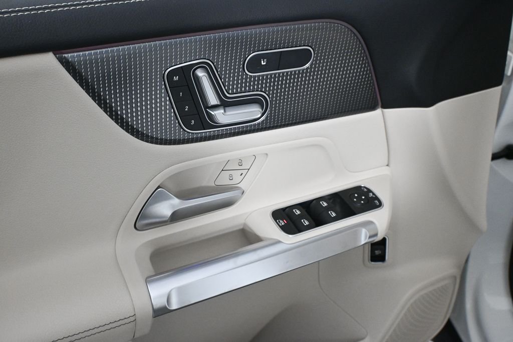 Used 2021  Mercedes-Benz GLB 250 image 8