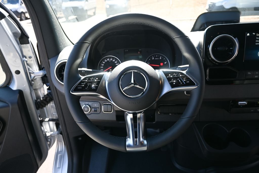 Used 2026 High-tech silver metallic Mercedes-Benz Crew 170 WB image 2