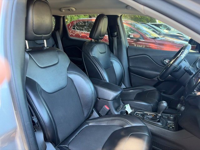 Used 2019 Silver Jeep Latitude Plus image 13