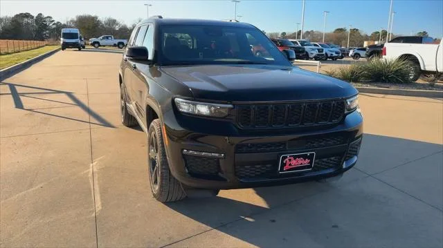 New 2025 Diamond Black Crystal Pearl-Coat Exterior Paint Jeep Limited image 14