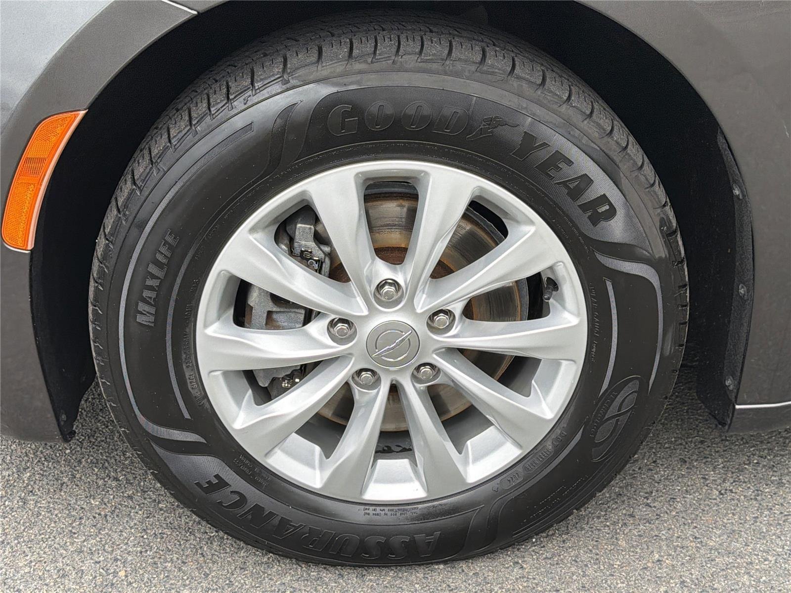 Used 2018 Granite Crystal Metallic Clearcoat Chrysler Touring L Plus image 36
