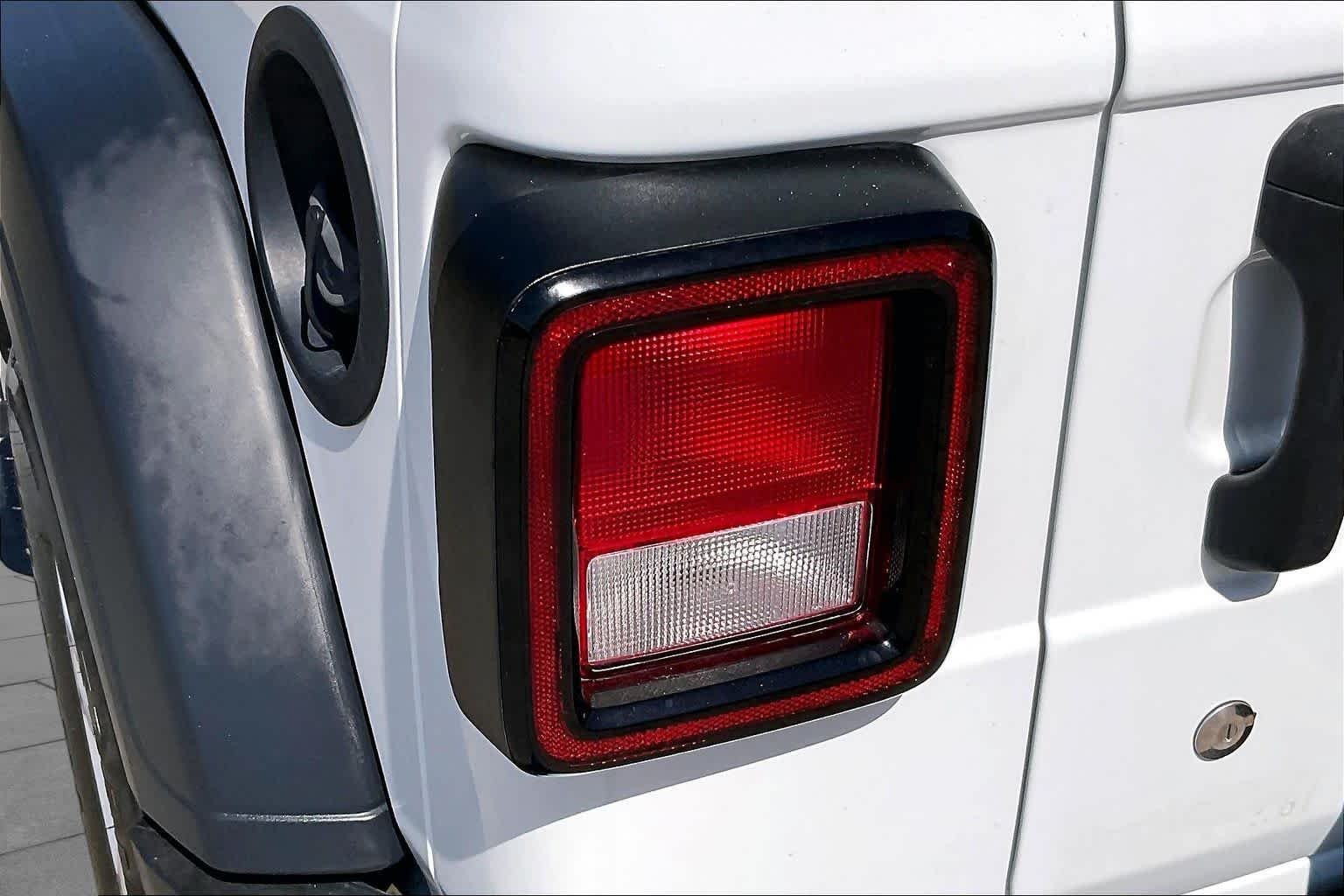 Used 2018 Bright White Clearcoat Jeep Sport S image 27