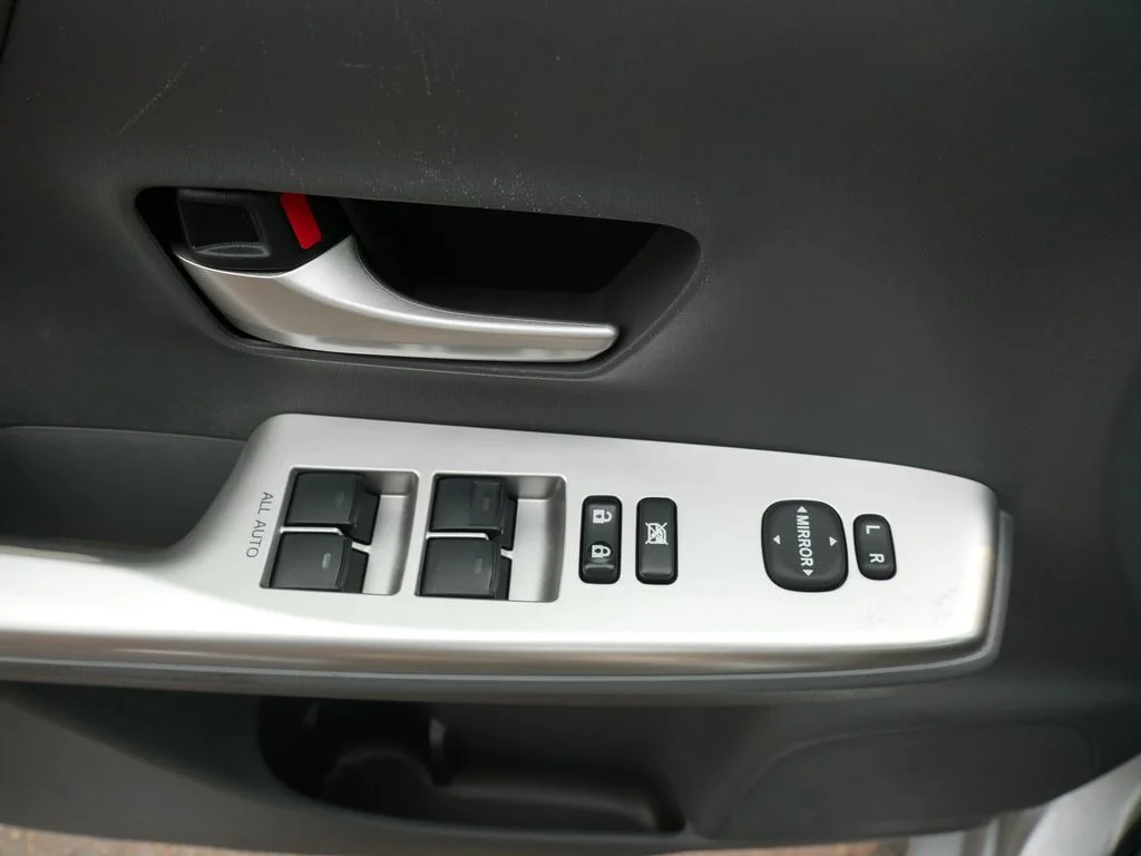 Used 2014 Silver Toyota Three image 17