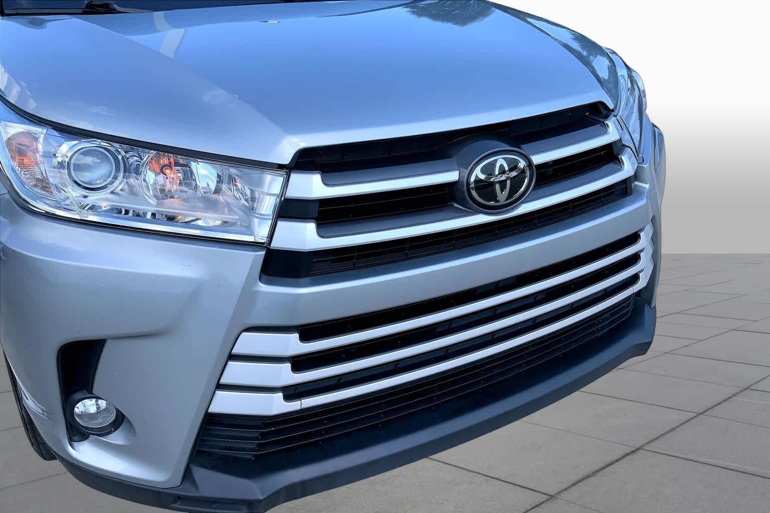Used 2019 Celestial Silver Metallic Toyota XLE image 32