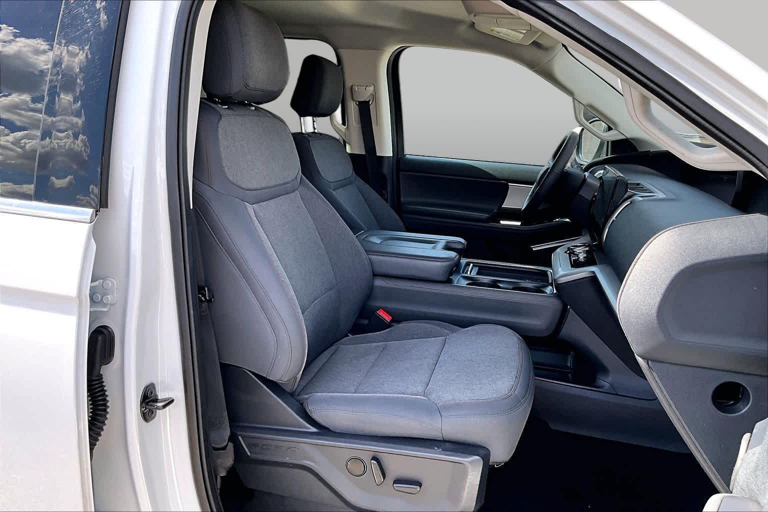 Used 2025 Oxford White Ford Active image 8
