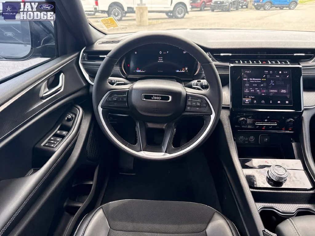 Used 2025 Gray Jeep Altitude image 27