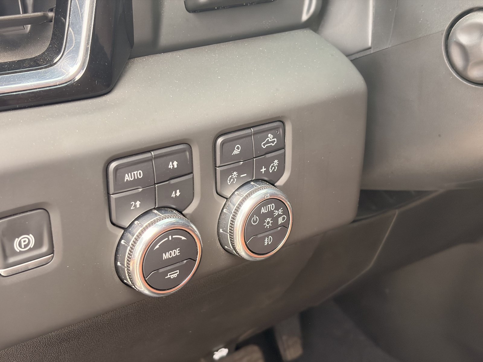 Used 2025 White Frost Tricoat GMC Denali Ultimate image 15