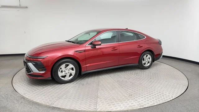 Used 2025 Red Hyundai SE image 6