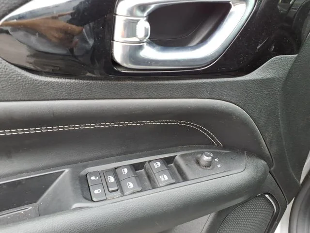 Used 2022 Silver Jeep Latitude image 20