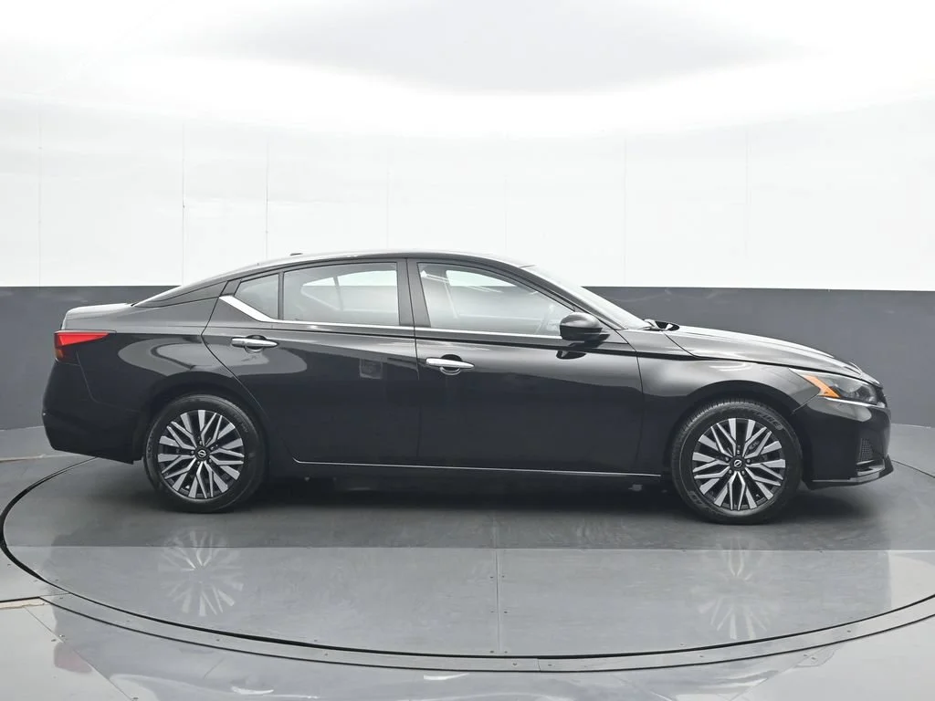 Used 2024 Black Nissan 2.5 SV image 7