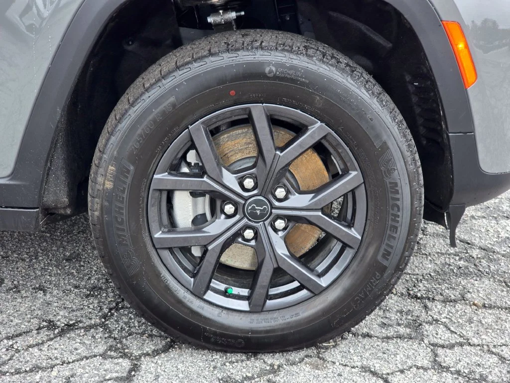 New 2027 Gray Jeep Laredo Altitude image 15