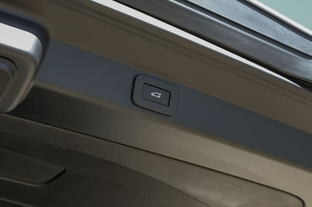 Certified Used 2025 White Land Rover Autobiography image 63