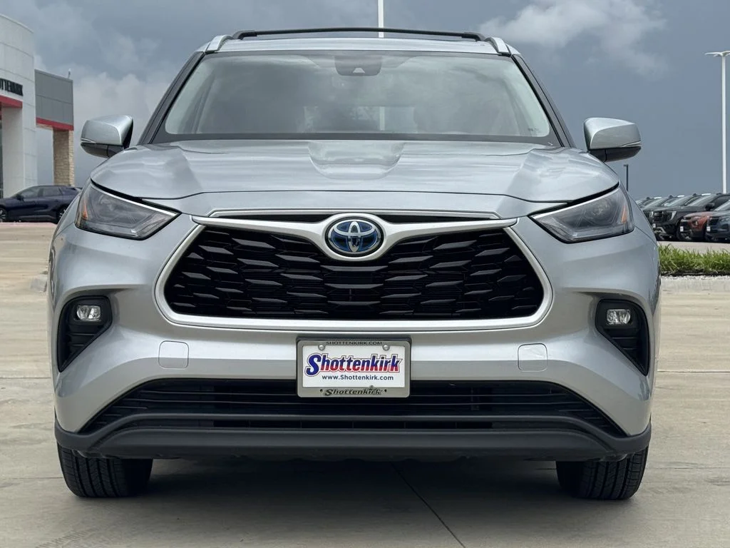 Used 2024 Silver Toyota XLE image 7