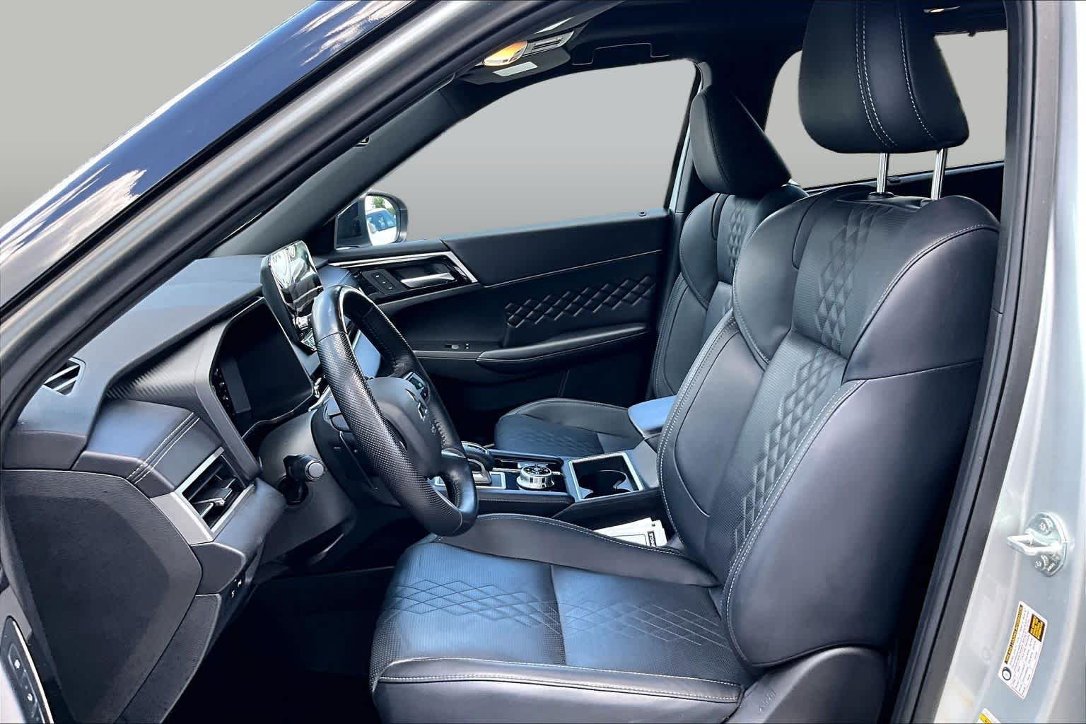 Used 2025 Alloy Silver Metallic/Black Roof Mitsubishi SEL Black Edition image 8