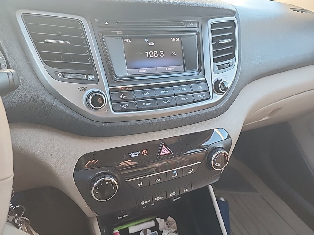 Used 2017 Beige Hyundai SE image 8