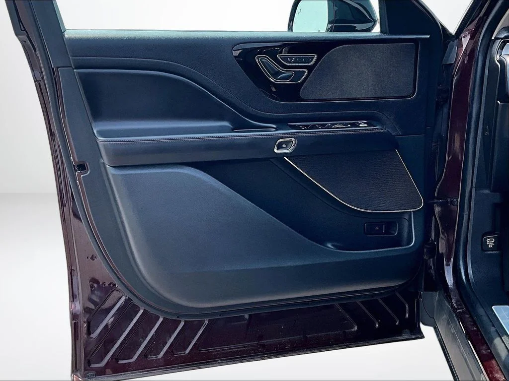 Used 2022 Red Lincoln Standard image 24