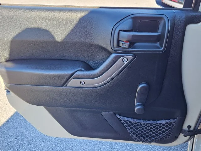 Used 2018  Jeep Unlimited Sport image 17